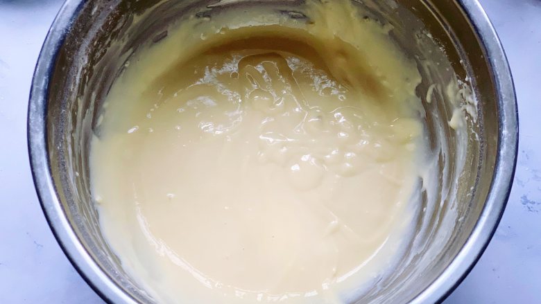 豆沙馅铜锣烧,最后加入过筛的低筋粉,用手动打蛋器“Z”字形搅拌,搅拌至面糊呈细腻的状态即可,搅拌面糊的时候,手动打蛋器不能顺着一个方向搅拌,容易导致面糊起筋。