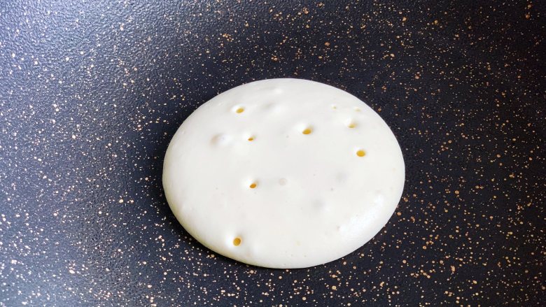 豆沙馅铜锣烧,加热至饼身表面出现大气泡时,且气泡开始一个接一个的破裂,这时候可以翻面了。