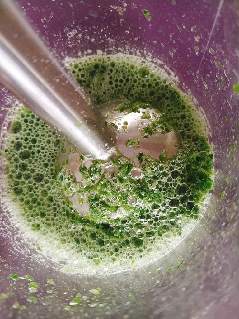 青蛙🐸挤挤包,菠菜适量,清洗干净,焯水,捞出过冷水,料理机或者果汁机,破壁机,原汁机,一切你有能榨汁的东西,把菠菜榨汁,破壁机需要加适量饮用水才能搅拌起来,把菠菜榨成菜泥汁,里面菜渣根据用的机器不同细腻度也不同,如果觉得菜渣太大不够细腻可以过筛出去,只留菜汁;