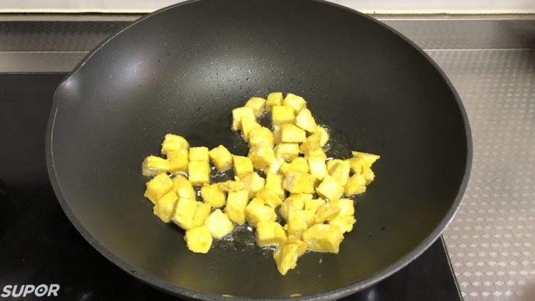 黄金馒头粒,锅中少量油,烧热倒入馒头粒翻炒均匀