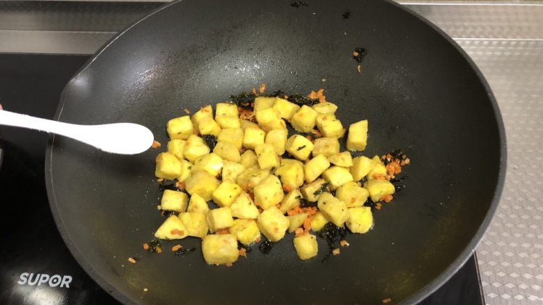 黄金馒头粒,调入适量食盐,炒匀即可