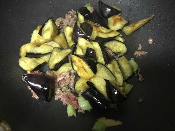 东北肉末烧茄子,再倒入刚才的茄子,翻炒均匀。