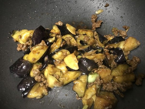东北肉末烧茄子,一次性加入所有调料,小火烧至汤汁收干。