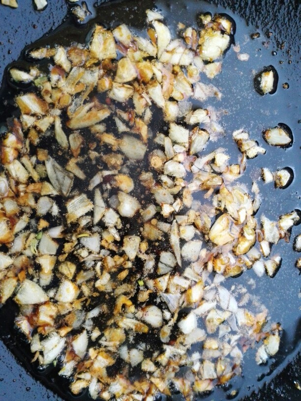 蒜蓉粉丝蒸扇贝,最后加入少许生粉水将酱炒致浓稠即可,生抽也可以用蚝油替代