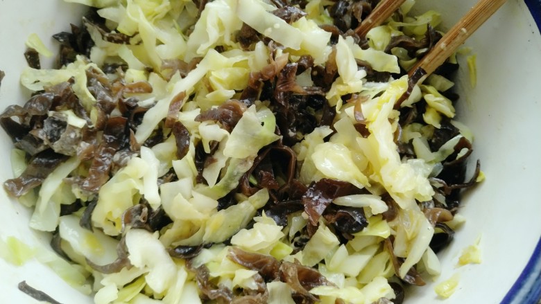 木耳包菜煎饼,放入少许盐,<a style='color:red;display:inline-block;' href='/shicai/ 829'>十三香</a>,耗油拌匀等待冷却