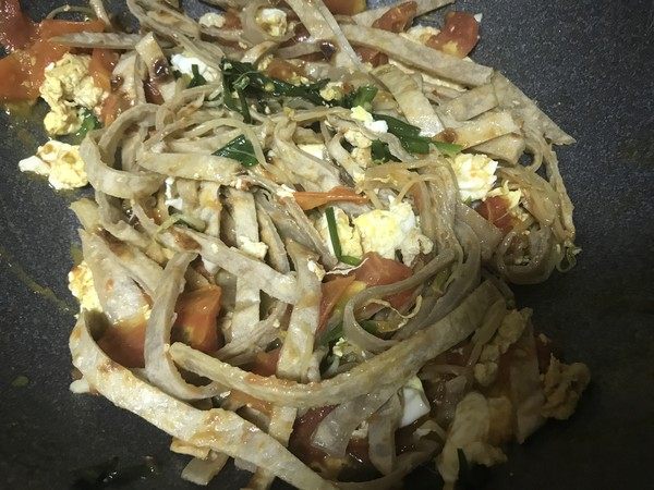 素烩饼,倒入饼丝,同时加入所有调料翻炒均匀。