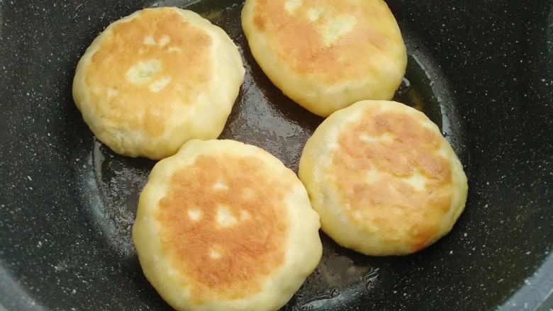 木耳包菜煎饼,煎制两面金黄即可,重复21-23步骤把饼全部煎制完成