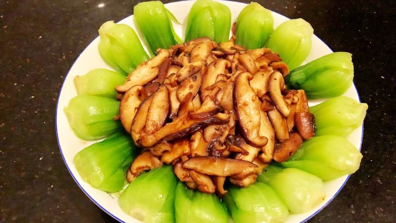 香菇油菜,12.最后倒入摆盘好的油菜里,就大功告成了。