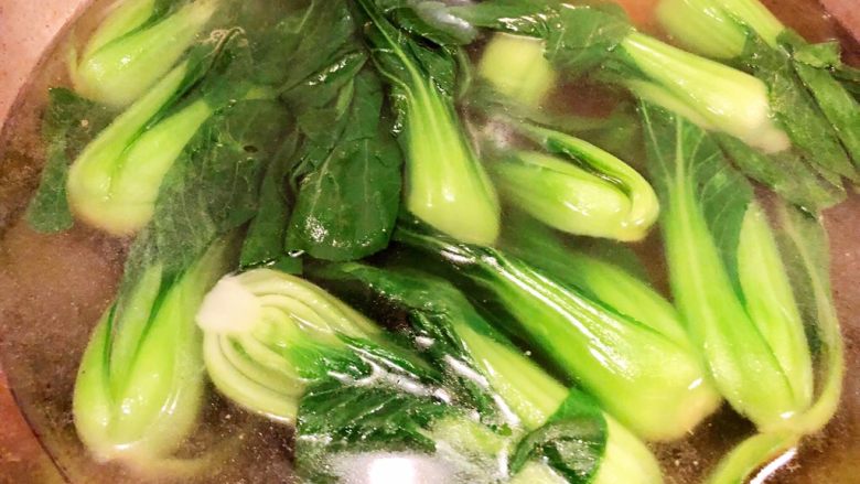 香菇油菜,8.汆烫90秒,油菜差不多就断生了