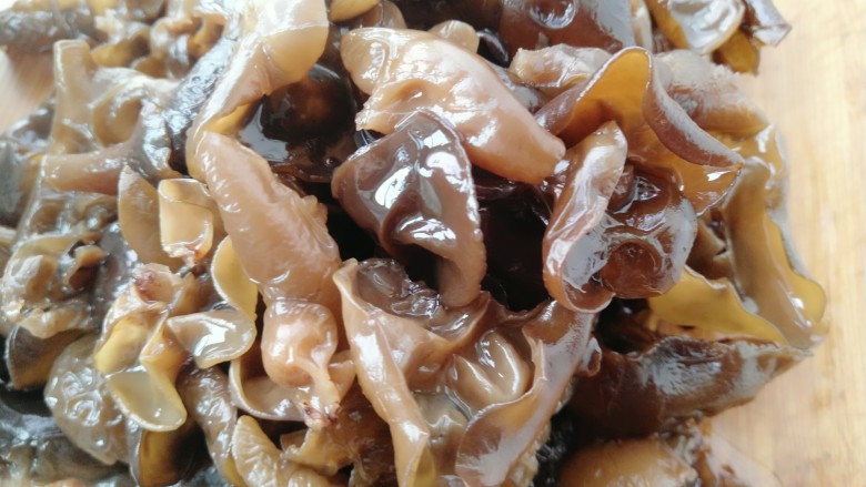 木耳包菜煎饼,把木耳清洗干净,我洗了三遍
