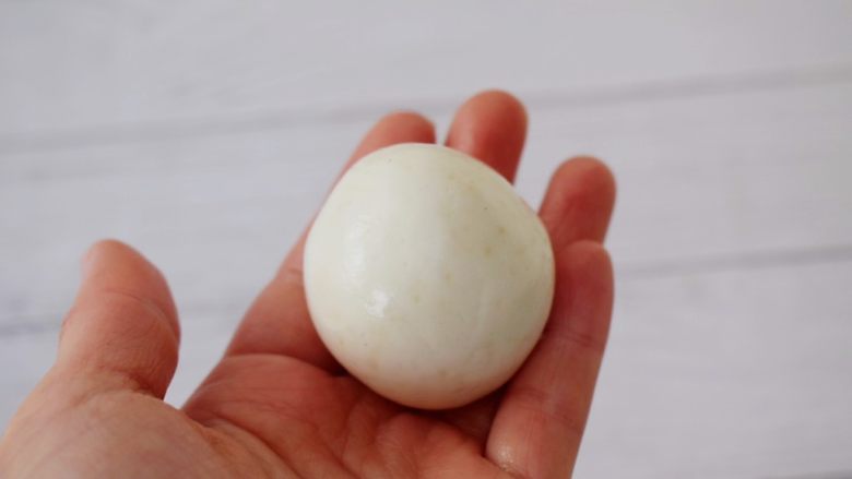 椰蓉芝麻糯米糍,利用虎口慢慢收口,揉圆