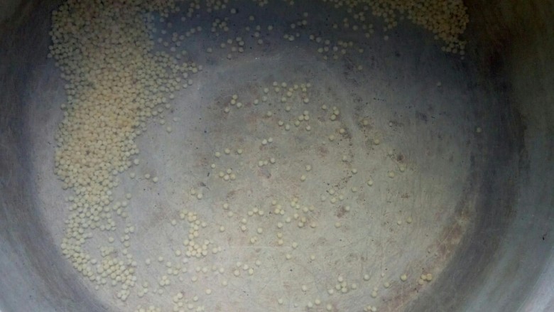 #美团特色菜品# 海参小米羮,锅中加水,放小米大火煮。