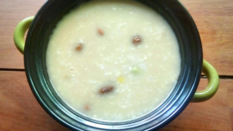 #美团特色菜品# 海参小米羮,起锅,装入石锅。