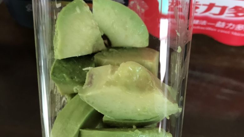浓稠版牛油果多多,去皮,去核后,切成小块。