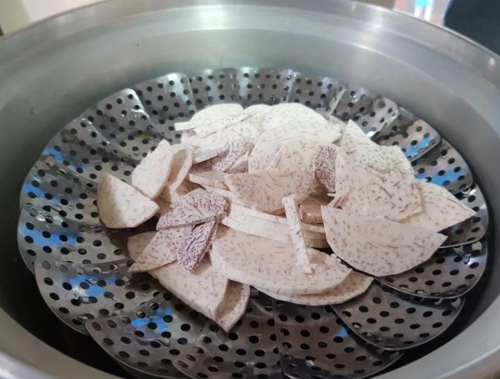 椰香芋泥千层酥QQ捲,芋头200g切片,放电锅蒸20分钟左右。