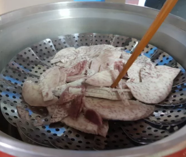 椰香芋泥千层酥QQ捲,确定软了,就可以拿出来。