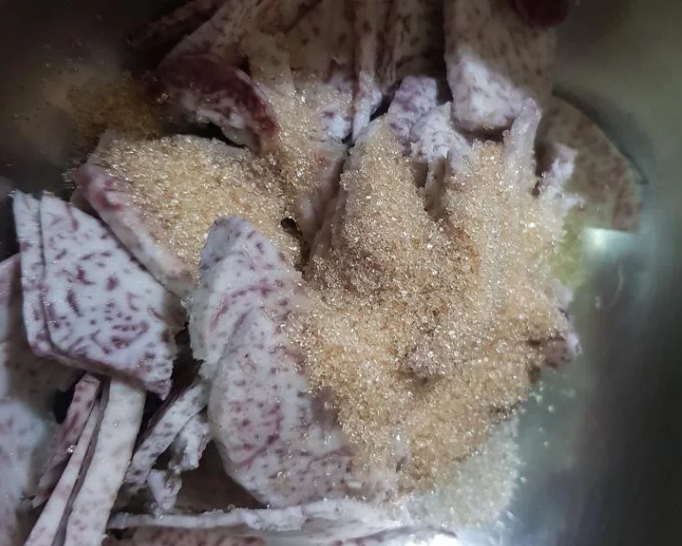 椰香芋泥千层酥QQ捲,趁热加入2大匙二砂糖,拌匀。