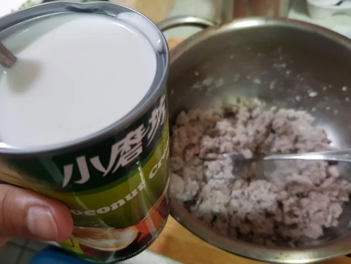椰香芋泥千层酥QQ捲,加入小磨坊椰浆3大匙。