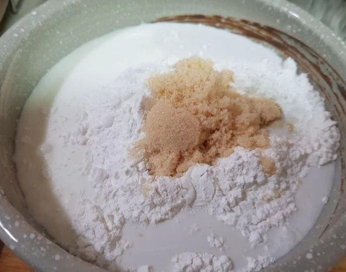 椰香芋泥千层酥QQ捲,加入二砂糖。