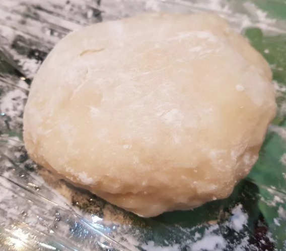 椰香芋泥千层酥QQ捲,将麻薯倒出,稍微整圆。