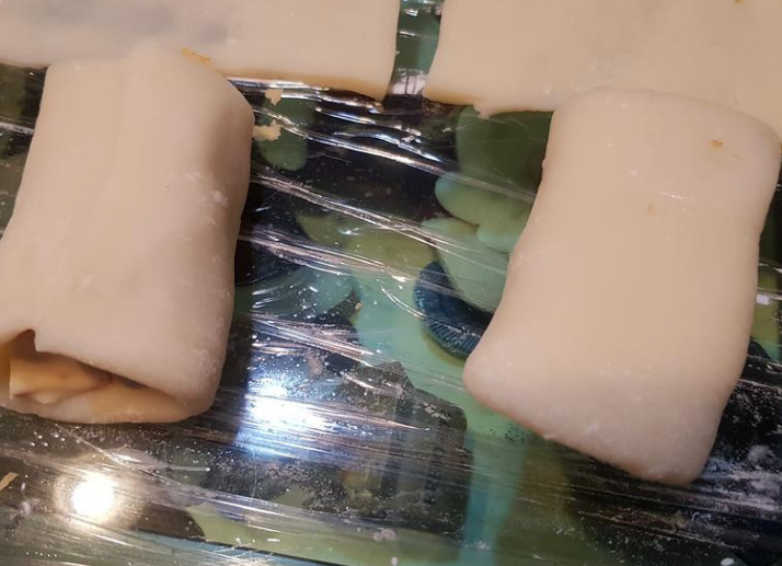 椰香芋泥千层酥QQ捲,捲起,将麻薯皮黏起。