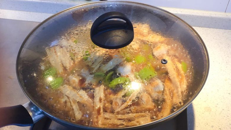 腐竹焖鱼腩,大火煮开后转小火焖15分钟,注意水量。