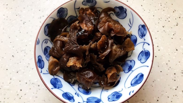 小米椒木耳百合炒儿菜,泡发好之后的黑木耳去蒂洗净之后撕成小朵,控干水分
