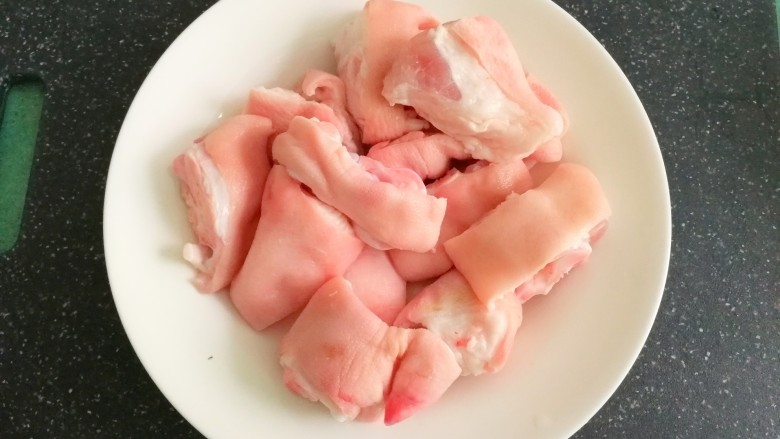 南乳焖猪蹄,首先把<a style='color:red;display:inline-block;' href='/shicai/ 413'>猪蹄</a>洗干净,焯过水,我喜欢蹄子筋多的,如果你喜欢肉多的,买一整只的焖
