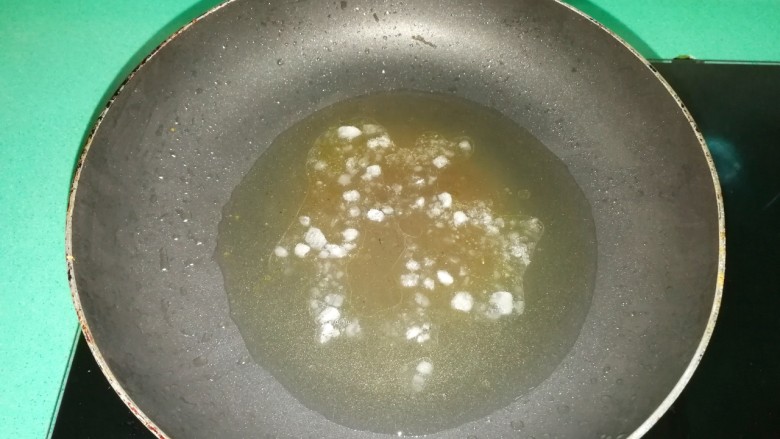 南乳焖猪蹄,加热一会,冰糖用锅铲轻轻一拍就碎了