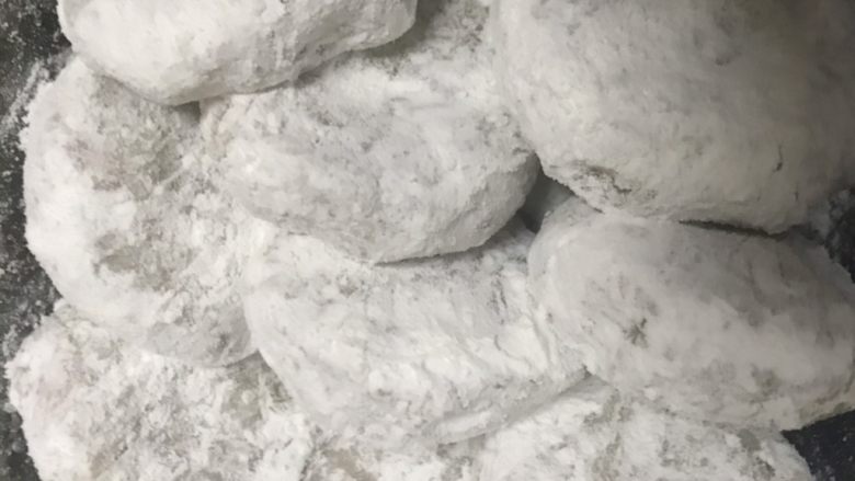 可乐饼,用手把土豆泥肉末团成圆饼状,依次裹入淀粉,鸡蛋液,面包糠。