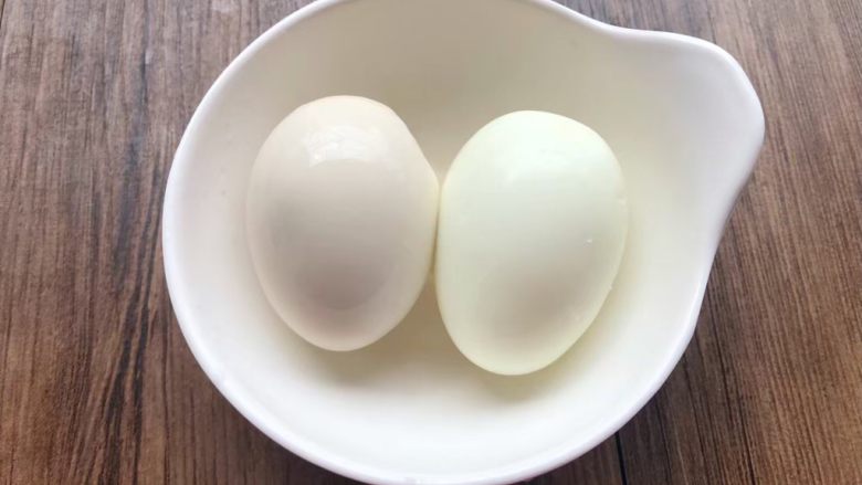 红糖酒酿鸡蛋,鸡蛋煮好,用冷水浸泡一会(泡一下壳比较好剥),泡好剥掉外壳待用。