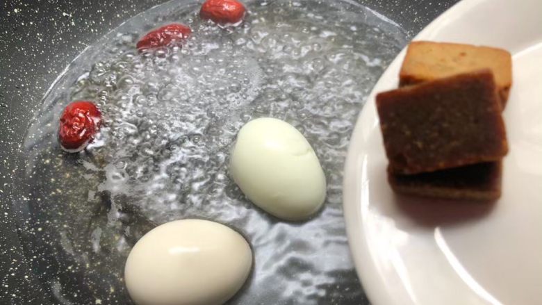 红糖酒酿鸡蛋,锅里放入一碗水烧开,把鸡蛋和红枣放入煮2分钟,加入50克的<a style='color:red;display:inline-block;' href='/shicai/ 133242'>古方红糖</a>。