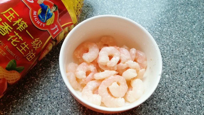 金牌虾仁面筋,再加入半汤匙多力浓香花生油搅拌均匀,锁住水分,保持虾仁鲜嫩油润,静置10分钟。