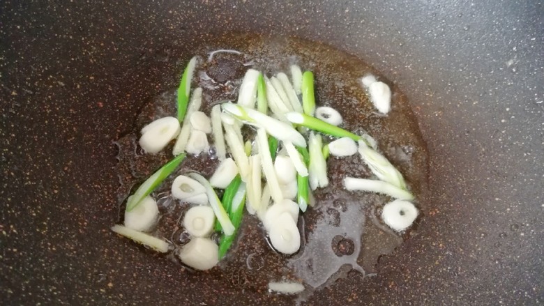 金牌虾仁面筋,炒锅内留底油,下入葱姜丝和蒜片炒香。