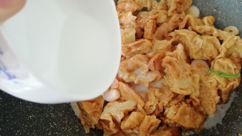 金牌虾仁面筋,汤汁收好以后,淋入水淀粉勾芡,汤汁变得浓稠透明以后关火。