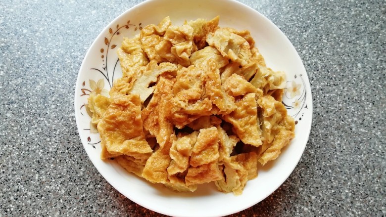 金牌虾仁面筋,<a style='color:red;display:inline-block;' href='/shicai/ 4563'>面筋</a>用手撕成小块,开水汆烫一下去除多余的油脂,捞出挤掉多余的水分备用。