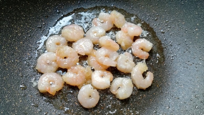 金牌虾仁面筋,下入腌制好的虾仁,滑炒变色捞出。