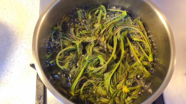 香椿炒鸡蛋,放入沸水中汆烫一下,水开后捞起。