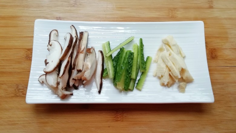 金牌官烧目鱼,<a style='color:red;display:inline-block;' href='/shicai/ 3068'>冬菇</a>、黄瓜和冬笋分别切成长条,泡发好的木耳撕成片备用。