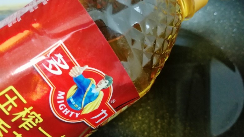 金牌官烧目鱼,炒锅烧热,倒入多力浓香花生油烧至六成热。