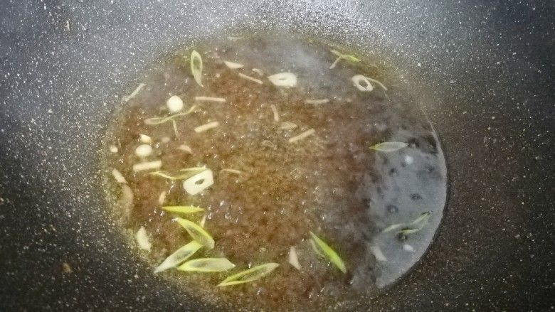 金牌官烧目鱼,原锅留有少许余油,回火,小火爆香葱丝、姜丝和蒜片,烹姜汁、花雕酒、醋、肉清汤,放盐和<a style='color:red;display:inline-block;' href='/shicai/ 3729'>白糖</a>,汤开以后,小火煮3分钟。