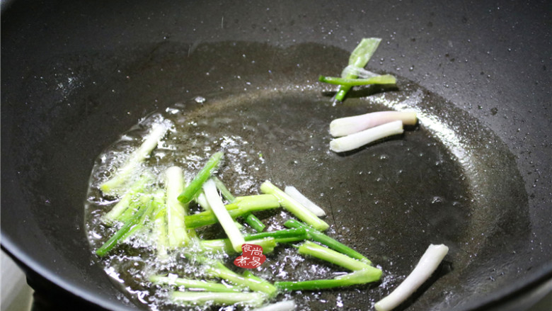 香煎葱花卷,烧热炒锅,倒入食用油,将葱梗爆香后捞出,用碗盛起用来炒面或炒肉都行。
