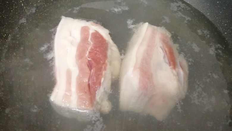 金牌天津扣肉,<a style='color:red;display:inline-block;' href='/shicai/ 428'>五花肉</a>洗干净后切成大块,放入锅中煮至成熟。