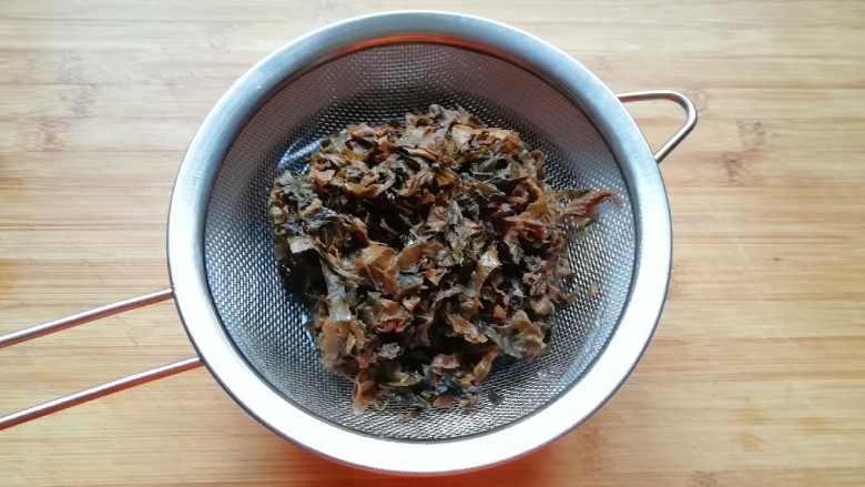 金牌天津扣肉,泡好的梅干菜用流动的水反复冲洗至无泥沙,控干水分备用。