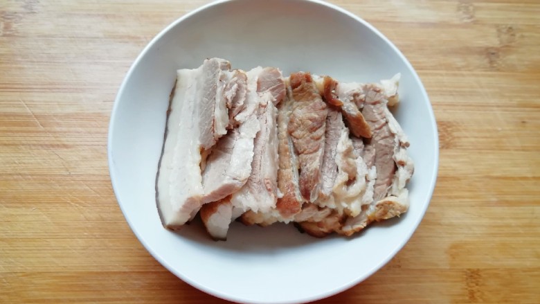 金牌天津扣肉,取一个稍大一点的碗,将五花肉肉皮朝下整齐的码放在碗中。