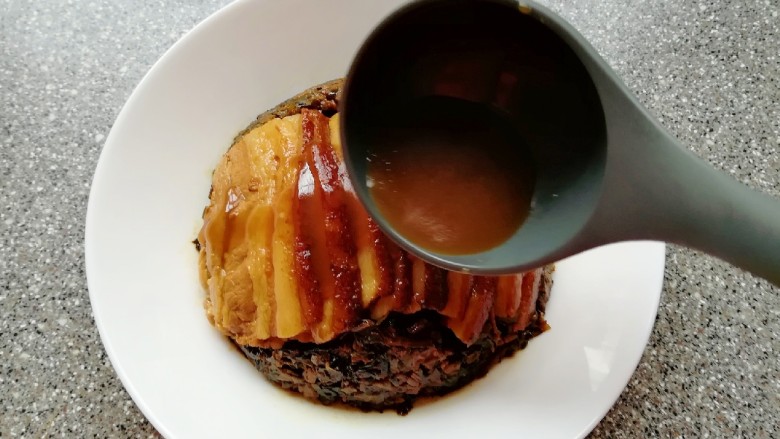 金牌天津扣肉,把准备好的酱汁淋在扣肉上面,即可食用。