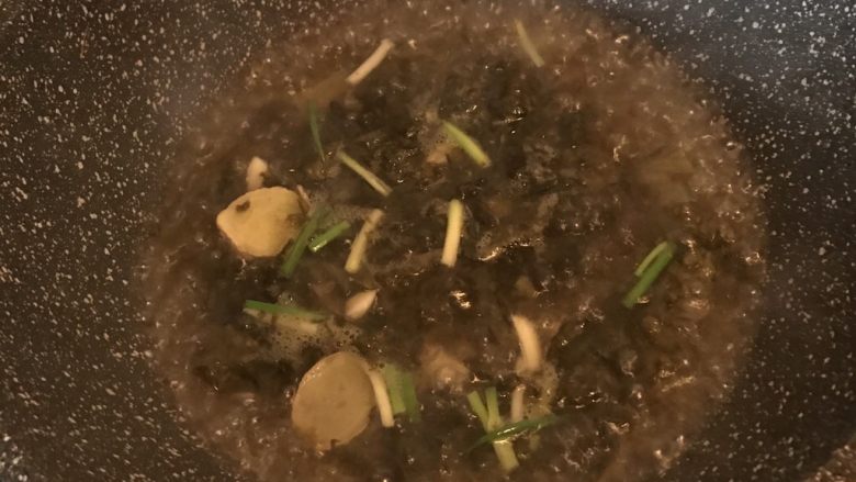 酸菜炖野生杂鱼,加入葱姜蒜,倒入适量热水烧开