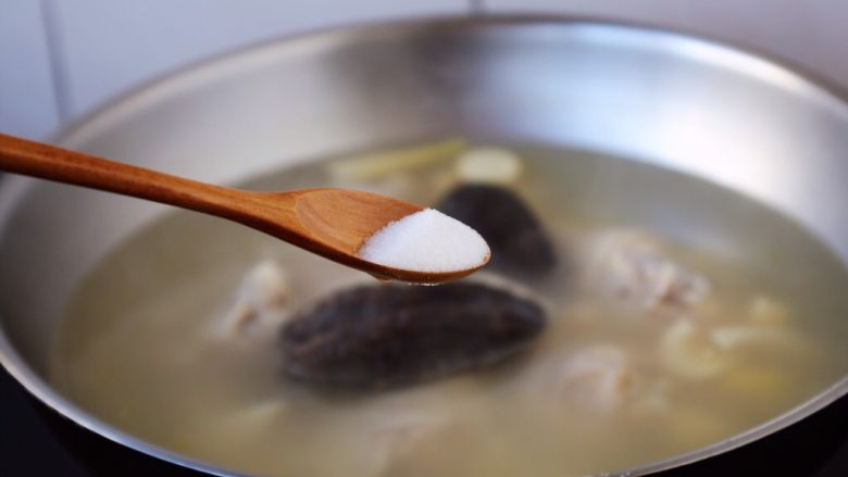 春笋海参煲鸡腿汤,放入少许(依个人口味)的盐调味即可。