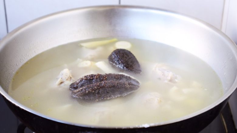 春笋海参煲鸡腿汤,放入海参,炖煮3~5分钟。
