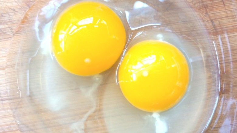 薄皮虾米鸡蛋韭菜盒子,碗中打入两个<a style='color:red;display:inline-block;' href='/shicai/ 9'>鸡蛋</a>,搅拌至蛋液